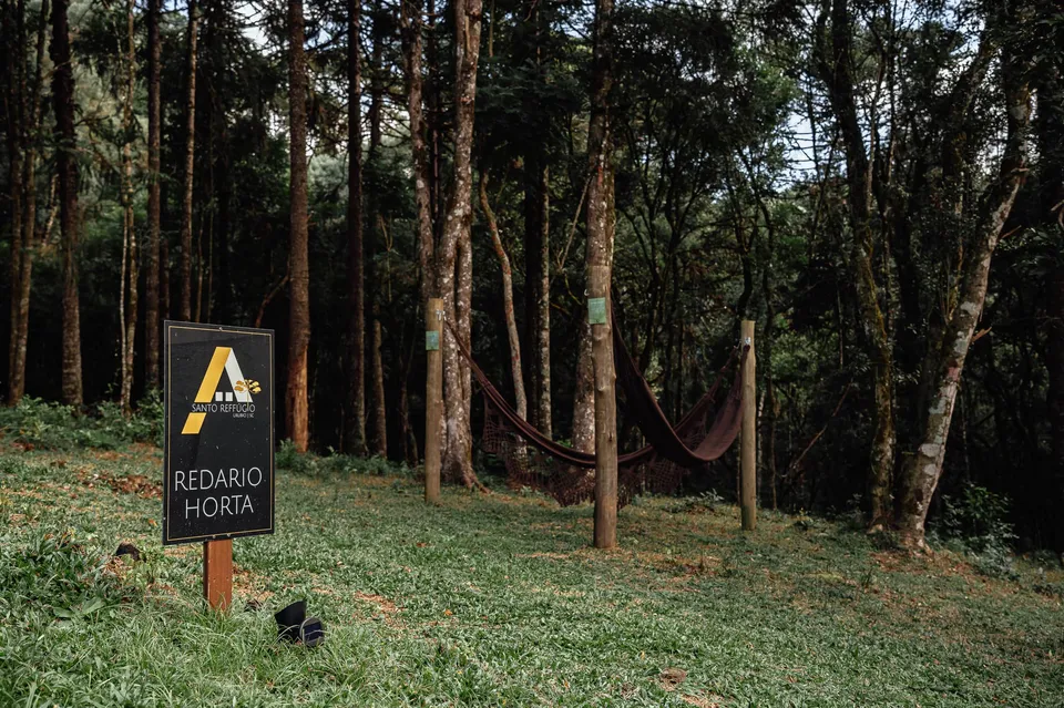 Vista das montanhas ao redor da cabana