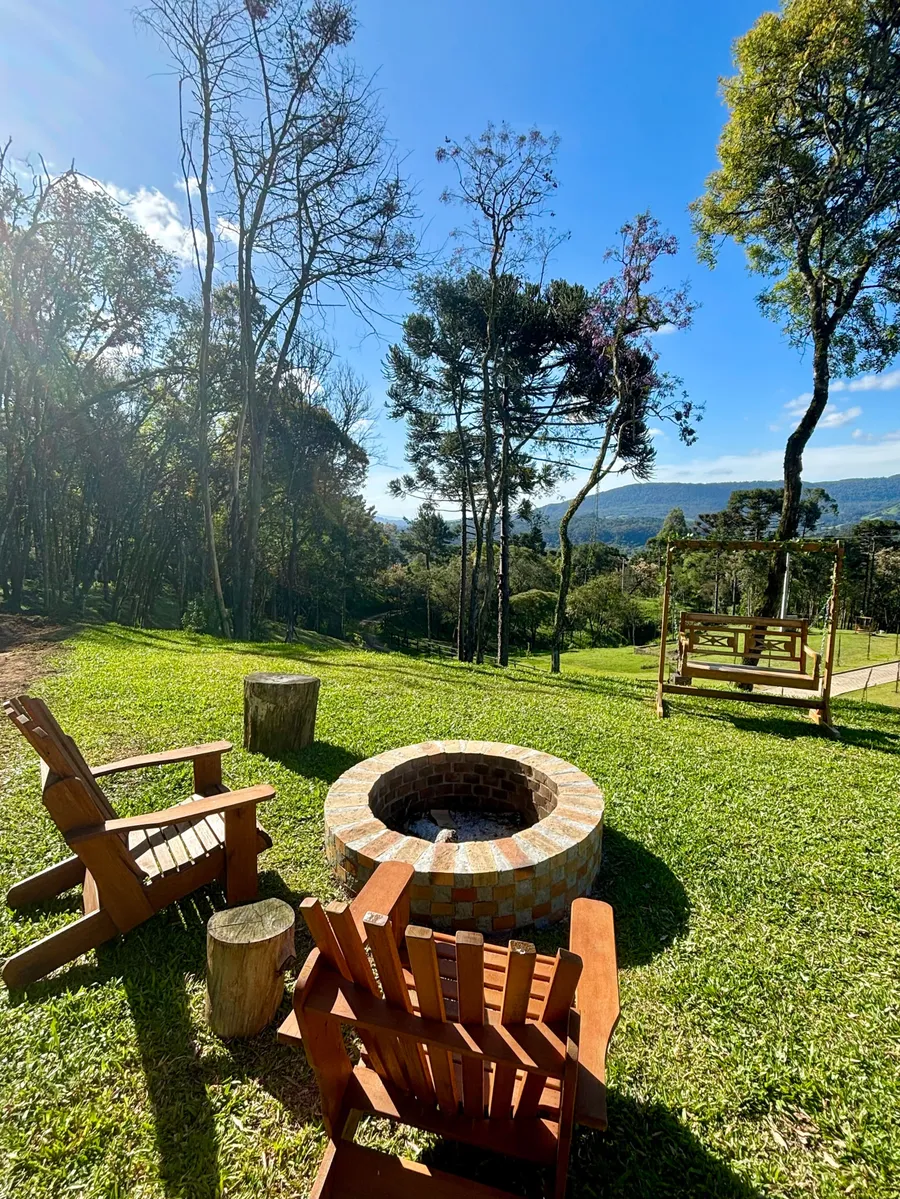 Área externa da cabana com fogo de chão