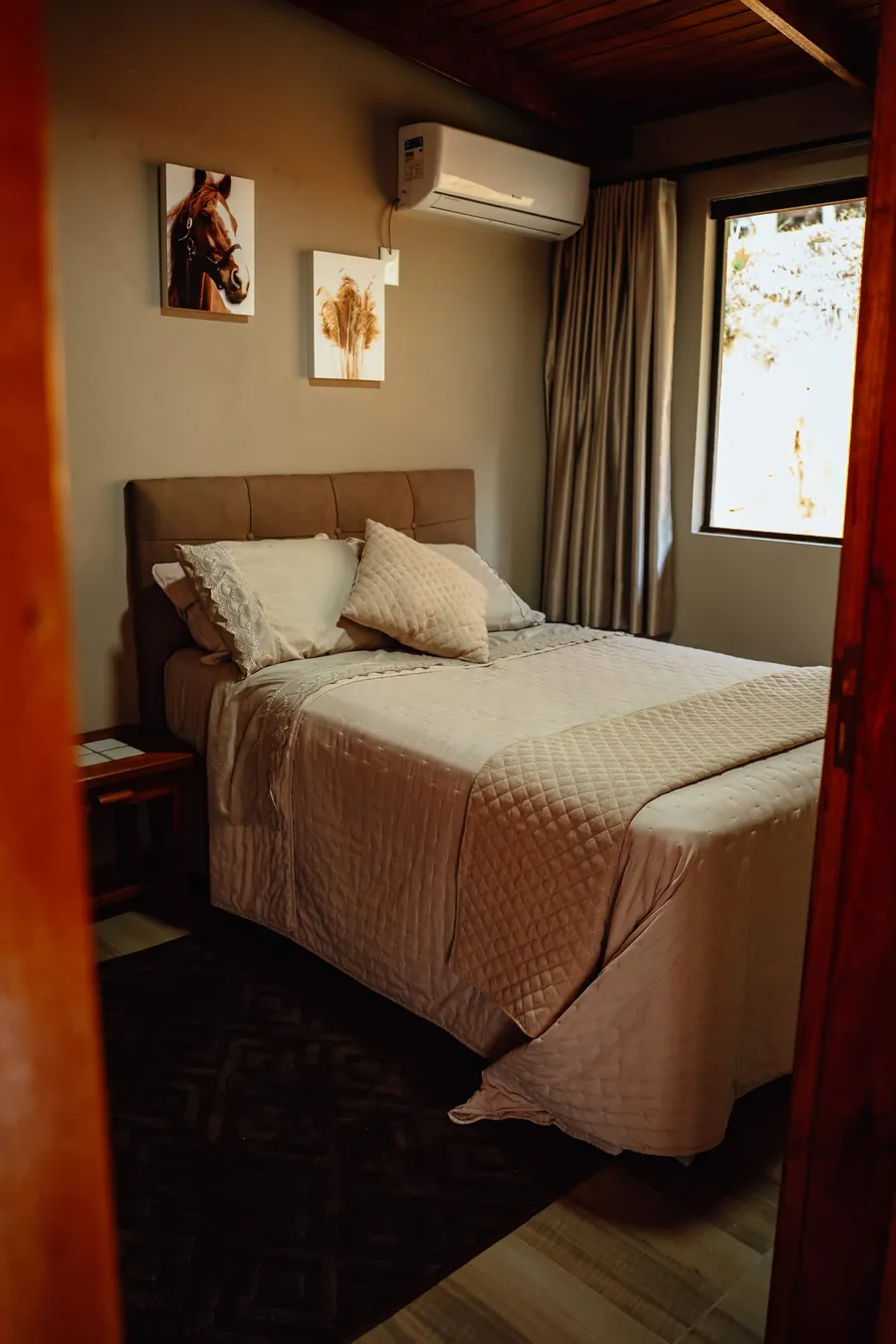 Quarto da cabana com cama queen e roupa de cama